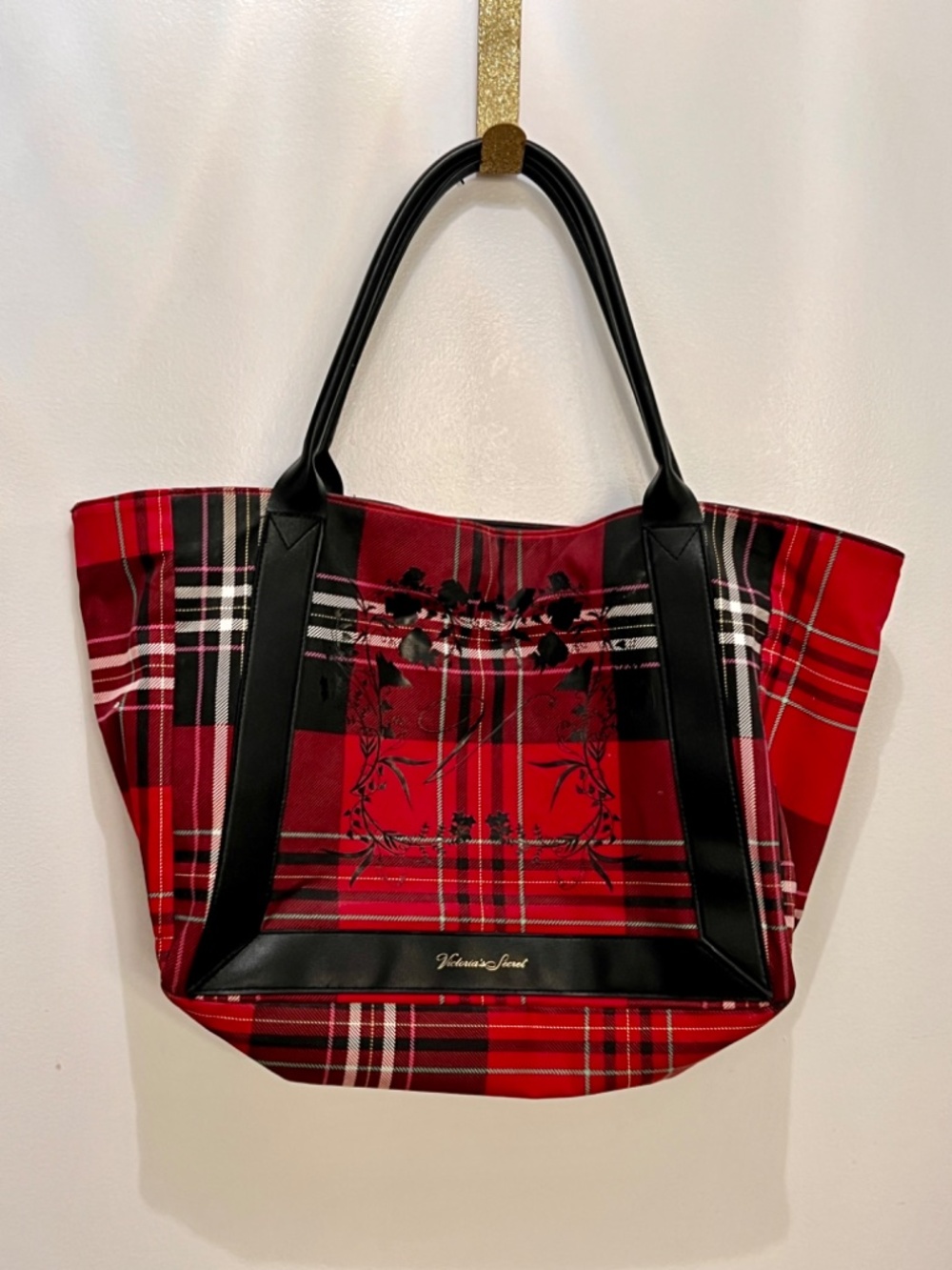 oomy Victoria's Secret red/black plaid tote bag w/bold black faux-leather trim